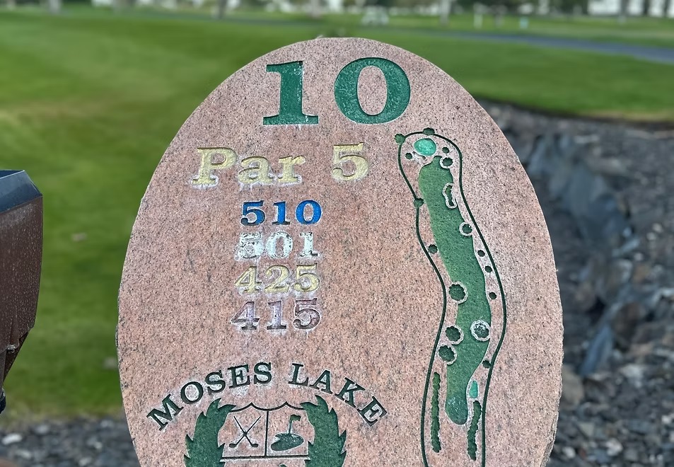 Hole 10 sign showing Par 5 at 510 yards.