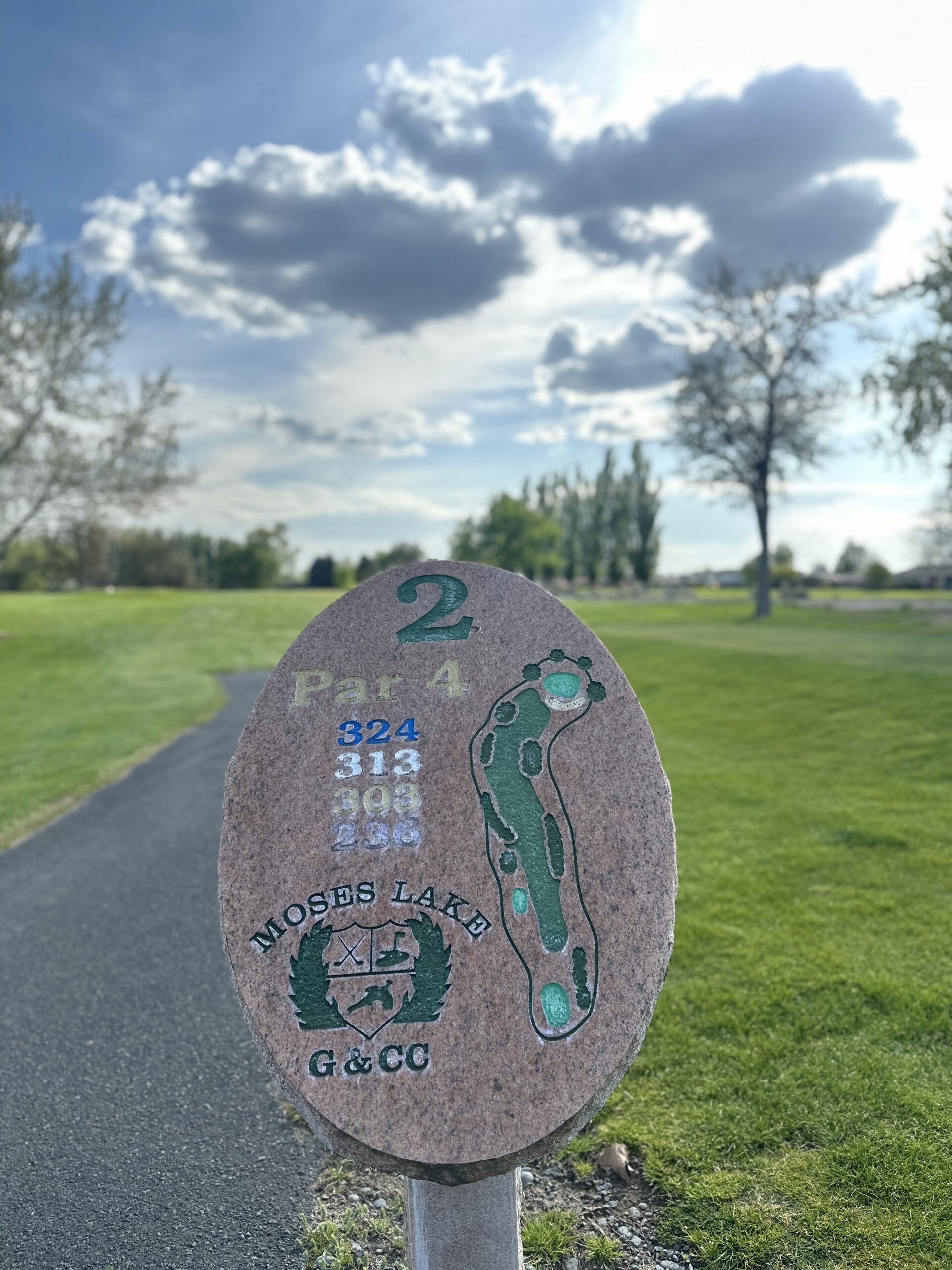 Hole 2 sign showing Par 4 at 324 Yards.