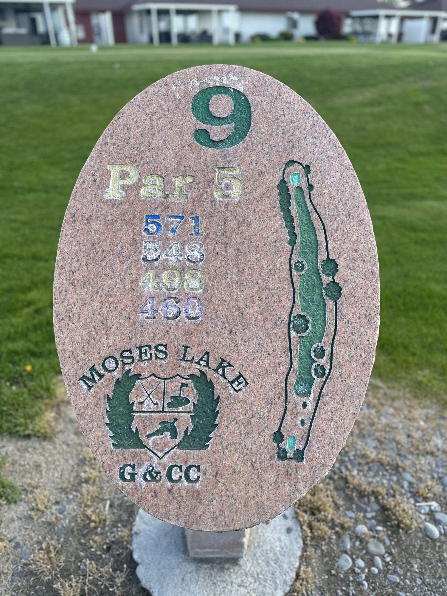 Hole 9 sign showing Par 5 at 571 yards.